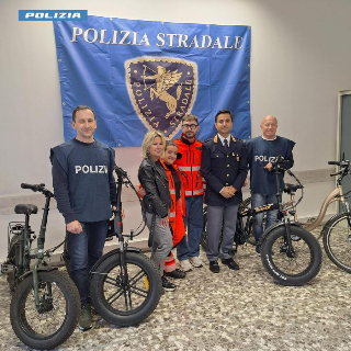 Pescara - La Polizia dona ai bambini diabetici le bici elettriche sequestrate